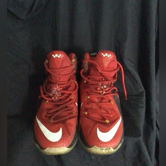 Red Nike lebron james mens sneakers - Picture 3 of 4